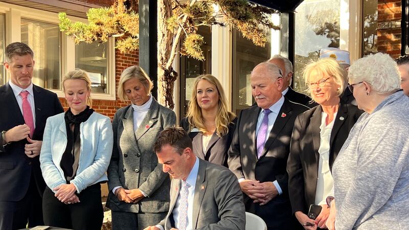 El gobernador de Oklahoma Kevin Stitt celebró un proyecto de ley ceremonial firmando en Lawton...