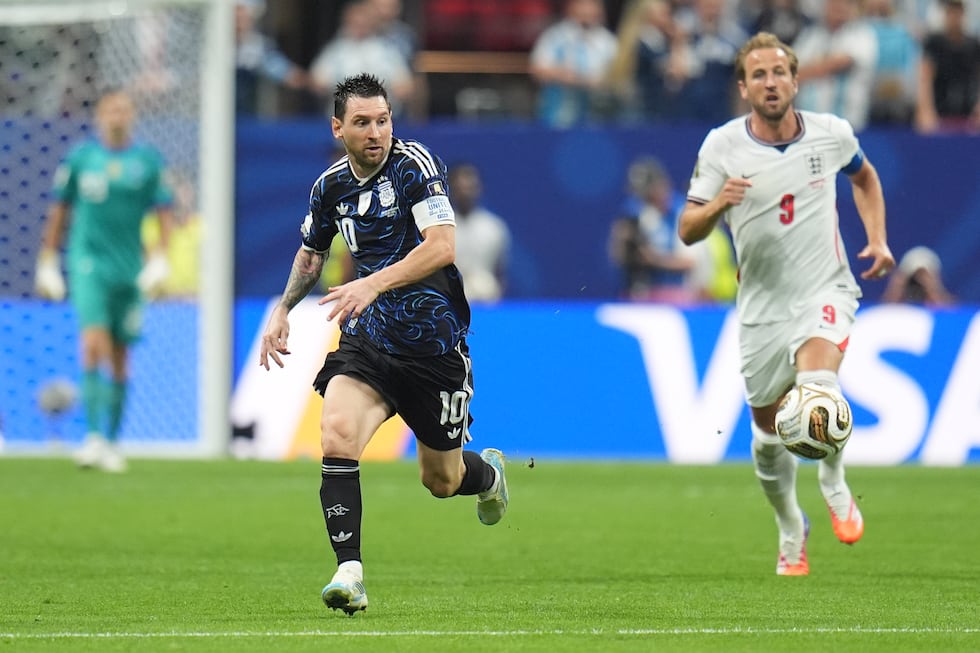 El argentino Lionel Messi (10) disputa el balón con el inglés Harry Kane (9) durante el...