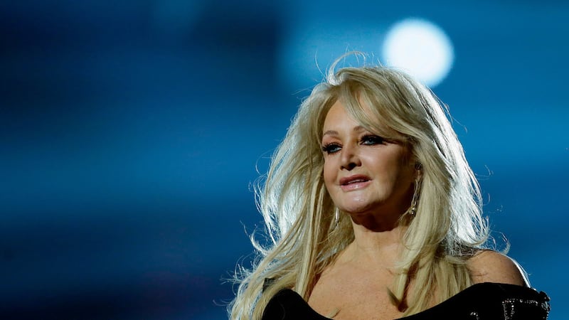 ARCHIVO - La cantante Bonnie Tyler interpreta su canción "Believe in Me" durante un ensayo...