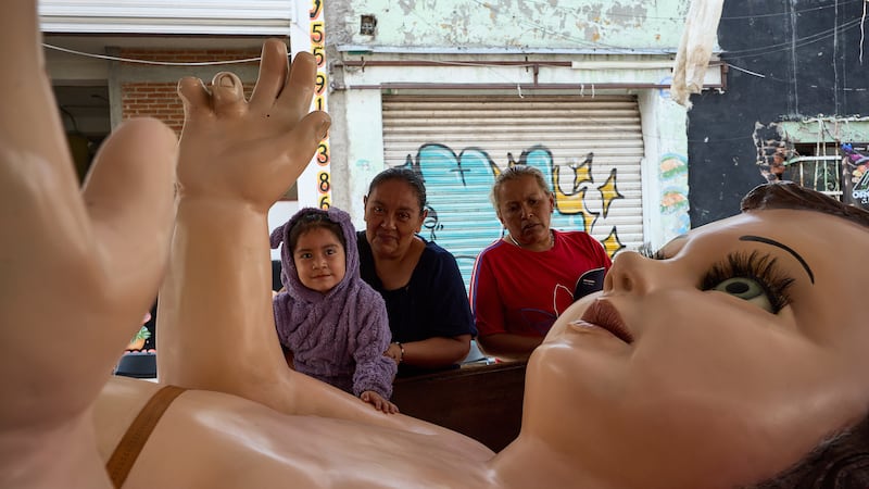 Feligreses participan en una ofrenda a un Niño Jesús gigante en la Ciudad de México, el martes...
