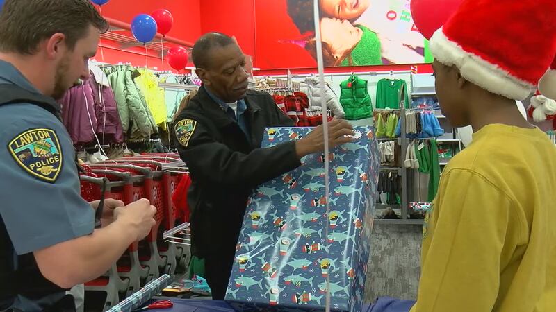 LPD se asocia con LPS para la juerga de compras navideñas 'Shop with a Cop'.
