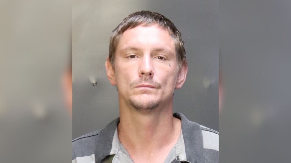 Sean Blair, de 36 años, es acusado de agresión agravada con un arma mortal involucrando a un...