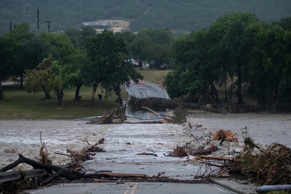 Inundaciones bloquean la calle G a lo largo del río Guadalupe el jueves 16 de julio de 2026,...