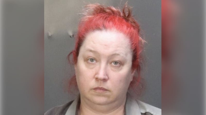 Randi Lynn Fowler, de 45 años, está acusada de tres cargos de lesiones a un menor.