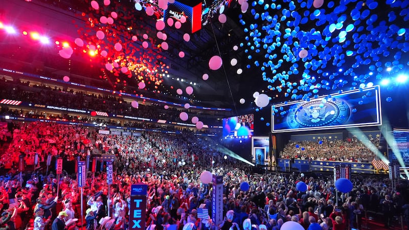 Globos caen del techo en la convención republicana el jueves 10 de septiembre de 2026, en...