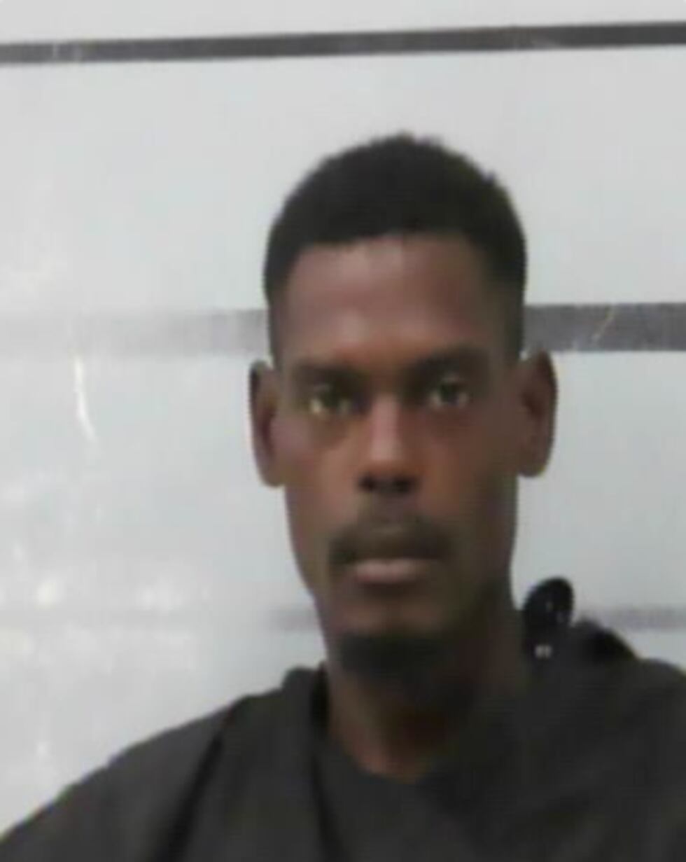 Troy Lockley, de 38 años, enfrenta cargos por agresión agravada e intoxicación pública
