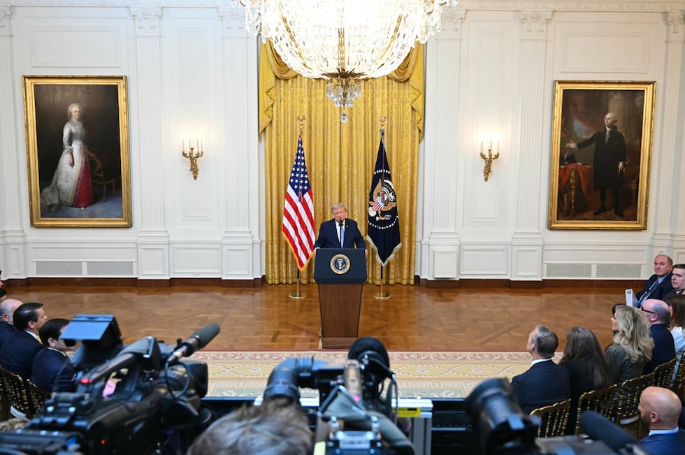 El presidente Donald Trump habla en el Salón Este de la Casa Blanca, el jueves 16 de julio de...