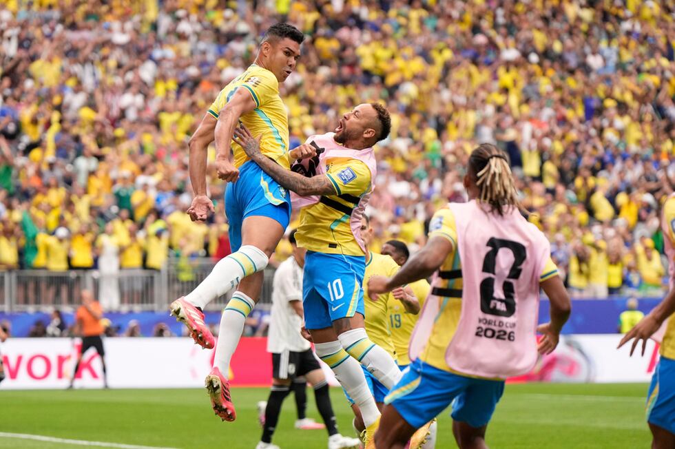 Casemiro (izquierda) celebra tras anotar un gol para Brasil ante Japón en el partido de la...