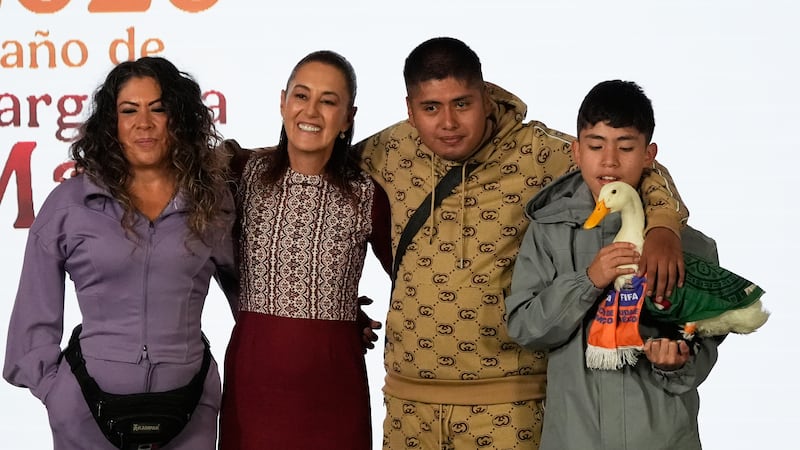 La presidenta mexicana Claudia Sheinbaum posa con el Pato Merlín, junto con su dueña Carla...