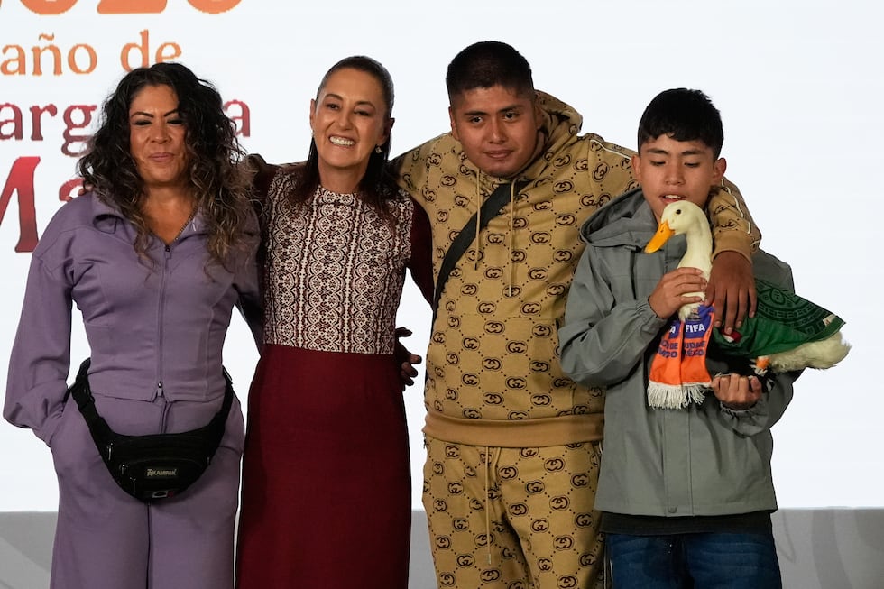 La presidenta mexicana Claudia Sheinbaum posa con el Pato Merlín, junto con su dueña Carla...