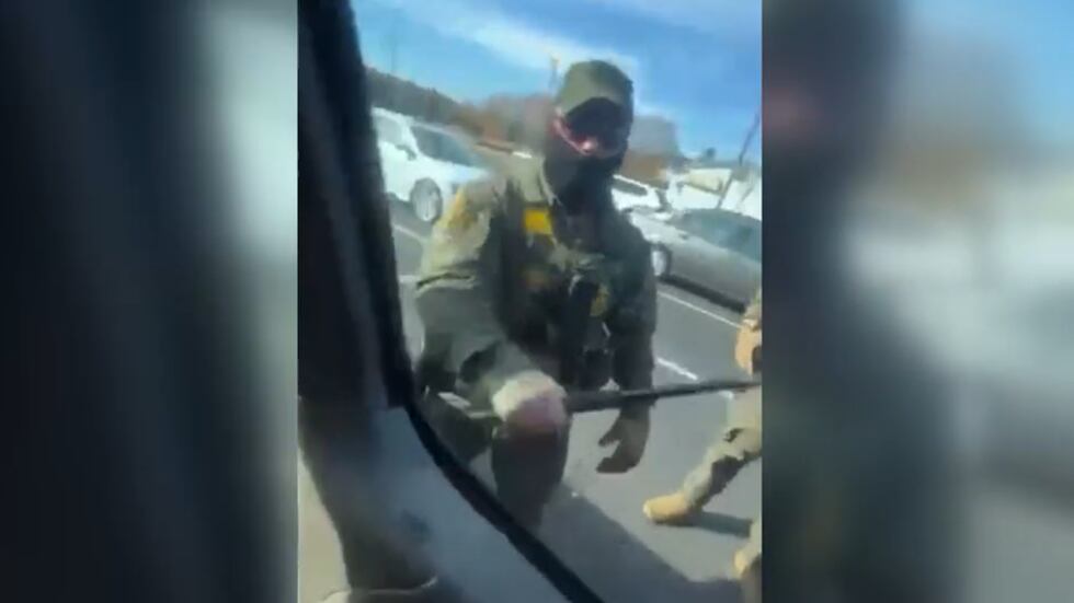 Un video captó el momento en que agentes federales irrumpieron a través de la ventanilla del...
