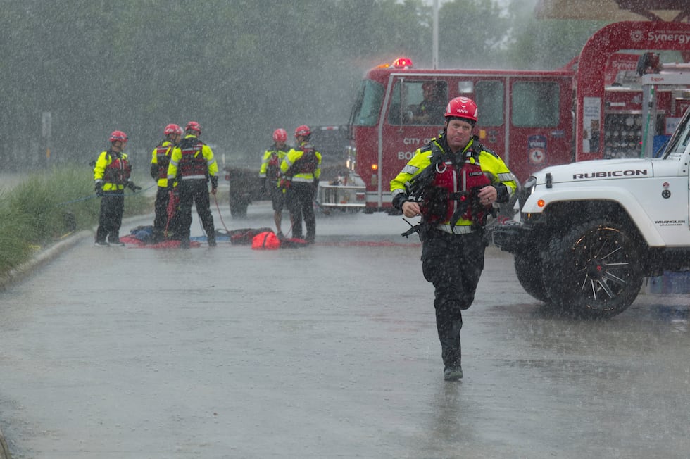 Efectivos del Departamento de Bomberos de Boerne se preparan para realizar un rescate...