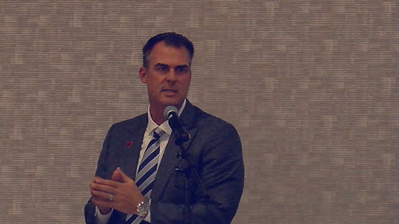 Stitt habla sobre los negocios de OK, las batallas legales y los vales escolares durante el...