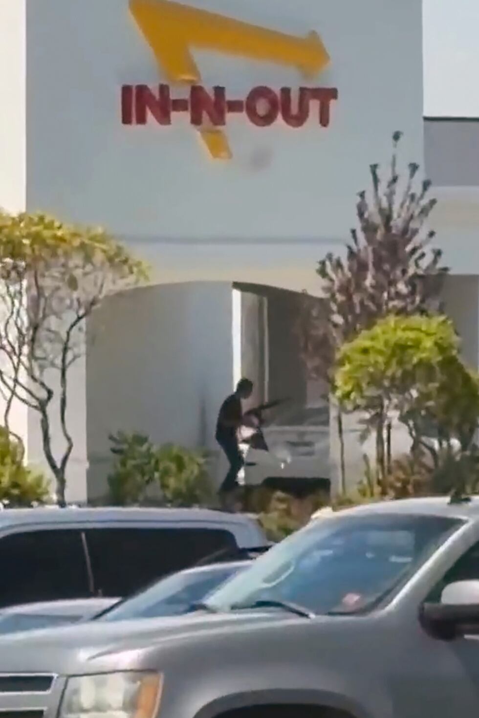 Esta imagen tomada de un video grabado por un testigo muestra la escena de un tiroteo en un...