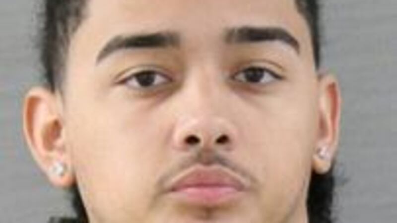 Amarillo Crime Stoppers está buscando a un hombre que cuenta con órdenes de arresto en los...