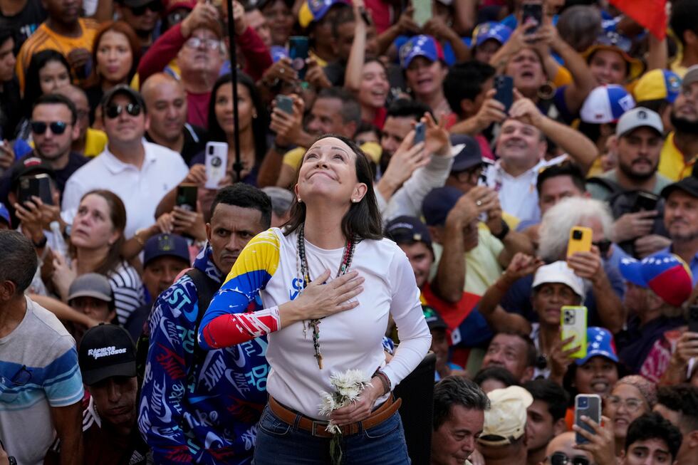 ARCHIVO - La líder opositora venezolana María Corina Machado se dirige a sus seguidores...