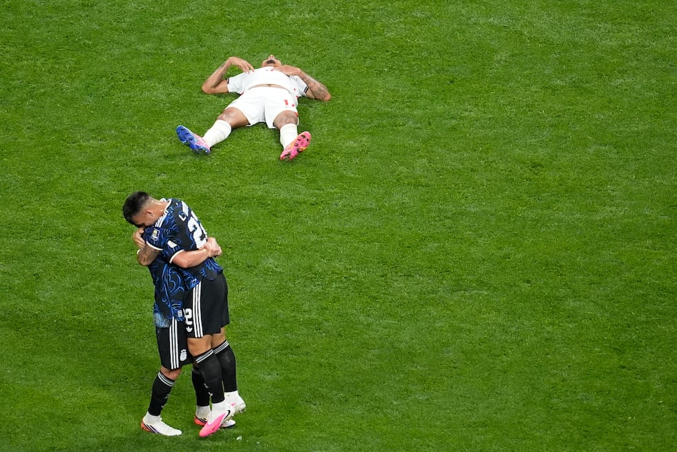 El argentino Lautaro Martínez (22), a la derecha, abraza a un compañero de equipo al finalizar...