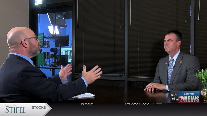 El gobernador Kevin Stitt (R) visitó con 7News’ Mark Rigsby acerca de su carrera por el...