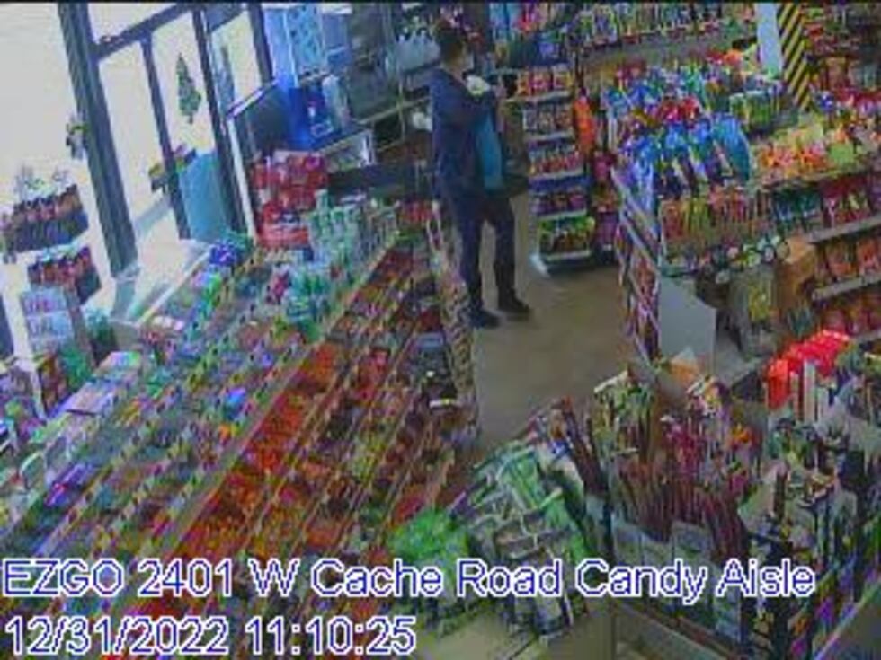 Los detectives de la policía de Lawton necesitan su ayuda para identificar al individuo en las...