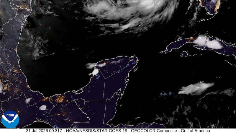 En esta imagen por satélite de la Oficina Nacional de Administración Oceánica y Atmosférica...