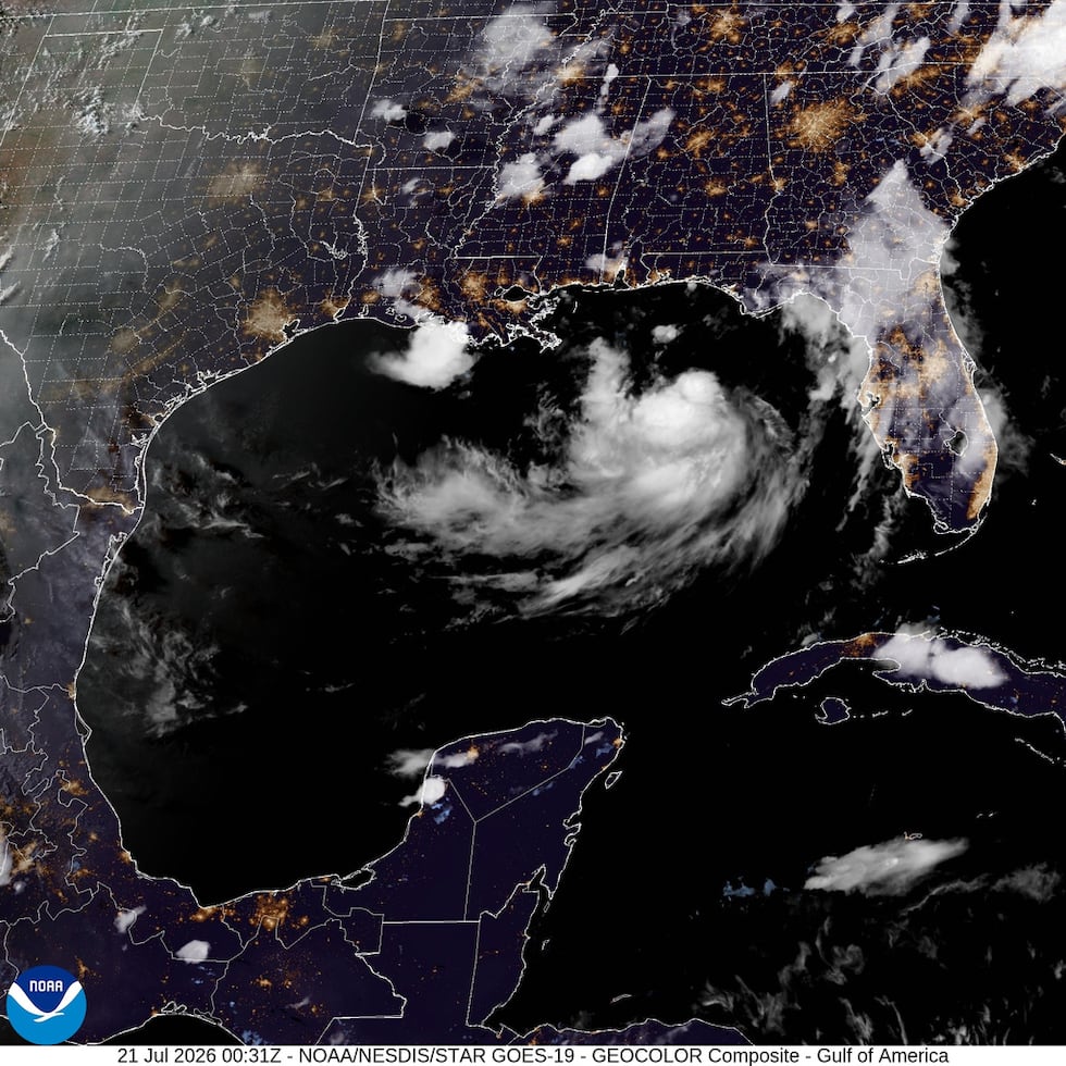 En esta imagen por satélite de la Oficina Nacional de Administración Oceánica y Atmosférica...