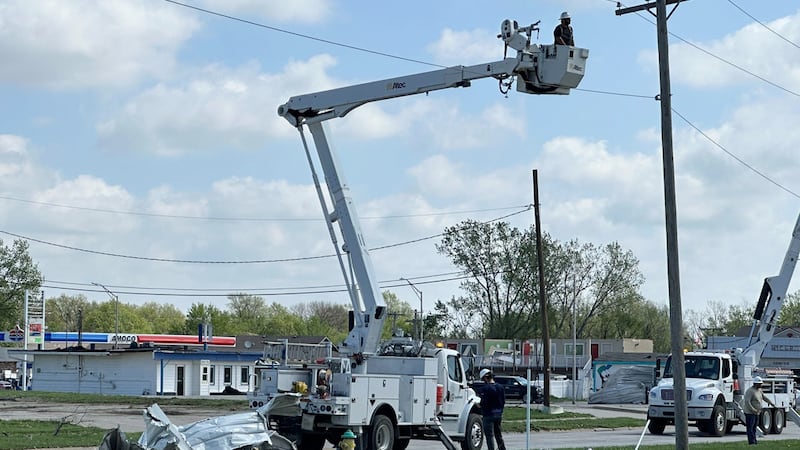Trabajadores reparan cables eléctricos en Ottawa, Kansas, el 14 de abril de3l 2026. (AP...