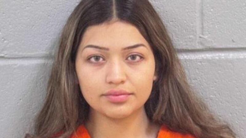 Una mujer de Midland fue detenida después de que una madre denunciara que su hijo de 14 años...