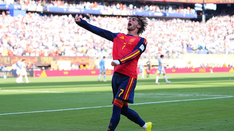 Ferran Torres (7), de España, festeja tras anotar ante Argentina en el tiempo extra de la...