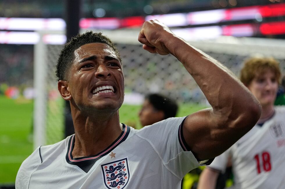 Jude Bellingham, de Inglaterra, festeja la victoria sobre México en el Mundial, el doingo 5 de...
