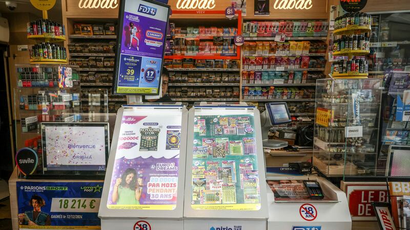 Boletos de lotería son exhibidos en una tienda en París, el sábado 22 de febrero de 2025. (AP...