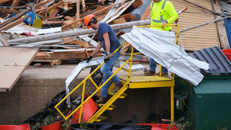 Varias personas retiran escombros tras el paso de una tormenta en Mineral Wells, Texas, el...