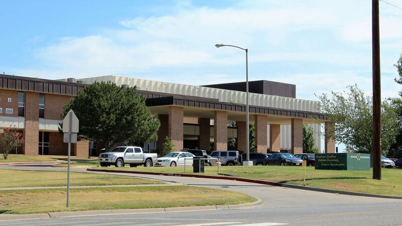 Varias escuelas en todo el estado reportaron falsas amenazas el jueves, y MacArthur High...