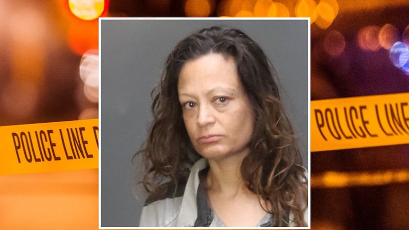 Crystal Martin, de 44 años, está acusada de abuso de cadáver y resistencia a la autoridad,...