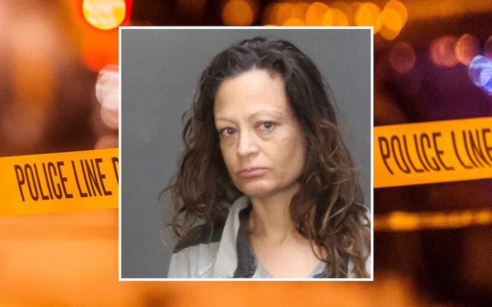 Crystal Martin, de 44 años, está acusada de profanación de cadáver y resistencia a la...