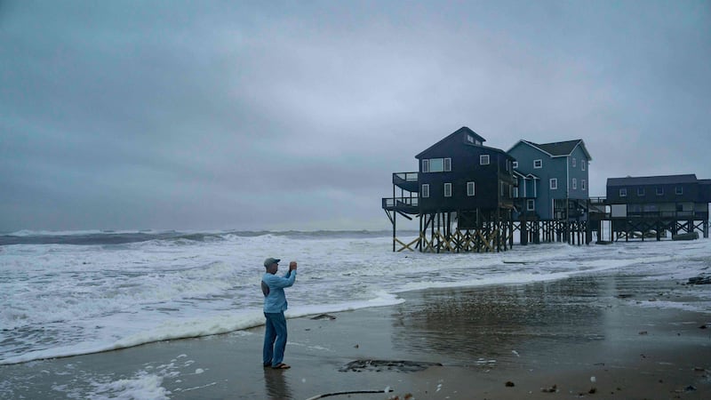 Lat Williams toma fotos de las casas de sus amigos para enviárselas en medio de una tormenta,...