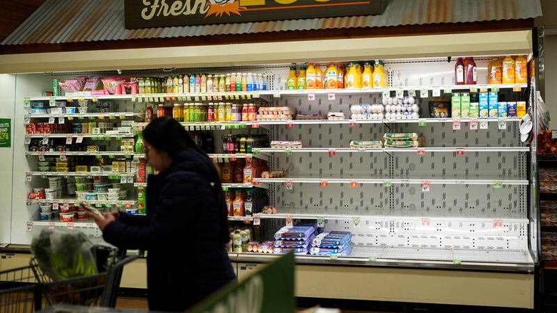 Una clienta compra comida el miércoles 21 de enero de 2026 en Nashville, Tennessee, antes de...