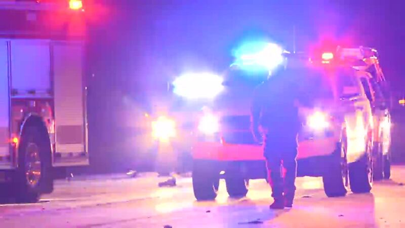 Dos migrantes muertos, 4 heridos, luego de que auto en el que los traficaban perdiera el control