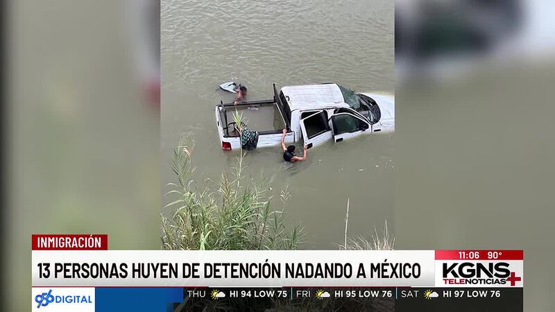 13 Personas huyen de detención nadando hacia México