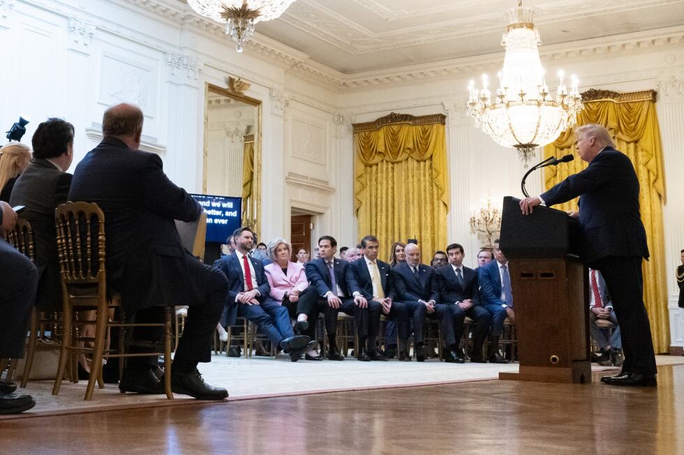 El presidente Donald Trump habla en el Salón Este de la Casa Blanca, el jueves 16 de julio de...