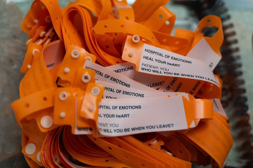 Pulseras para visitantes del "Hospital de las Emociones" en un antiguo hospital en Los...