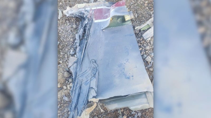 Esta imagen de medios estatales iraníes muestra lo que se cree son fragmentos de una aeronave...