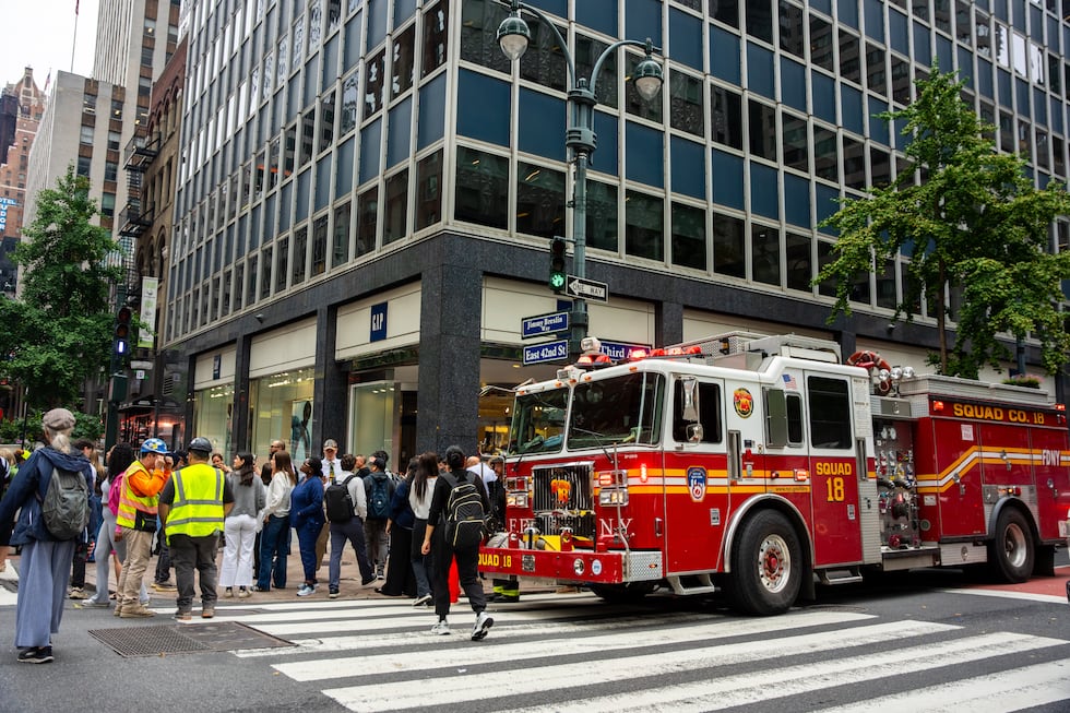 Un camión de bomberos aparcado en la intersección de la 3ª Avenida con la calle 42 Este...