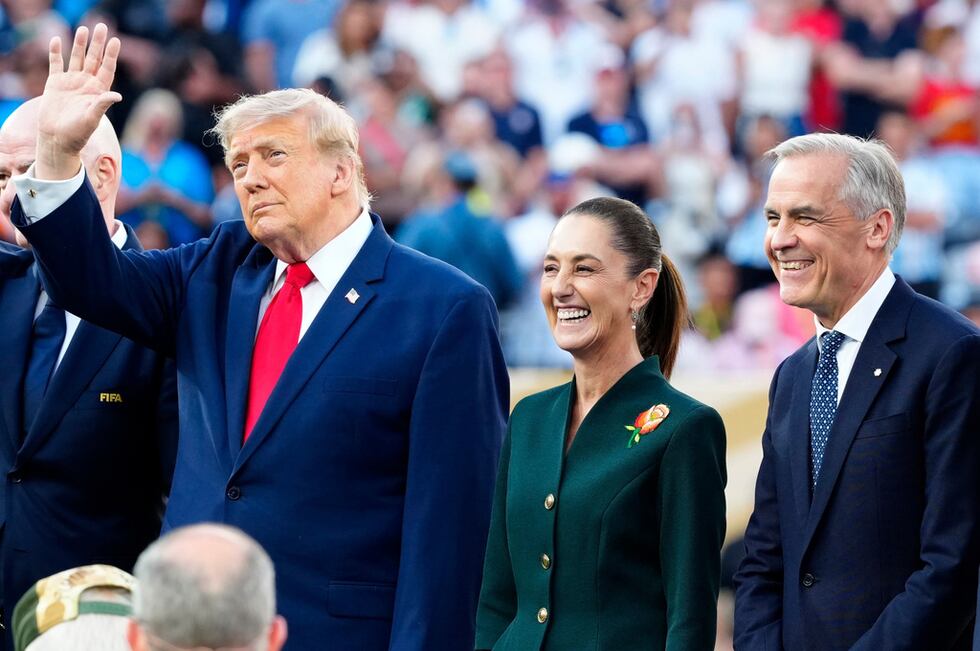 El presidente Donald Trump, a la izquierda, saluda mientras la presidenta de México, Claudia...