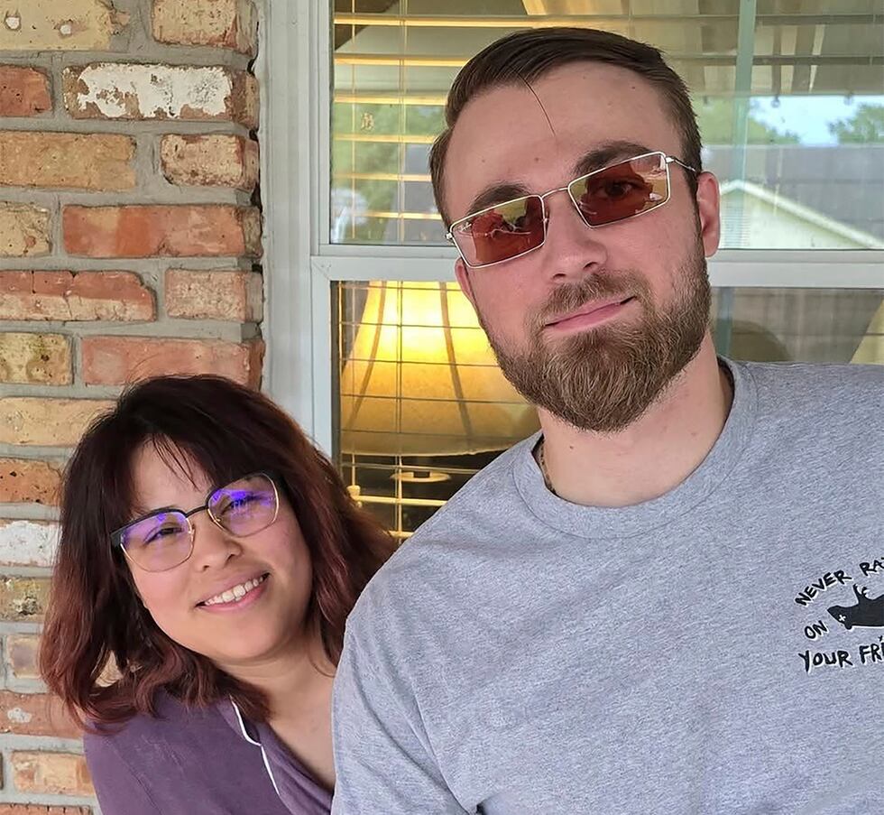 Adrian Clouatre se toma una selfi con su esposa Paola, el 26 de mayo de 2024 en Baton Rouge,...