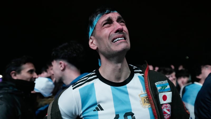 Un hincha argentino llora la derrota de la selección de su país ante España en la final...
