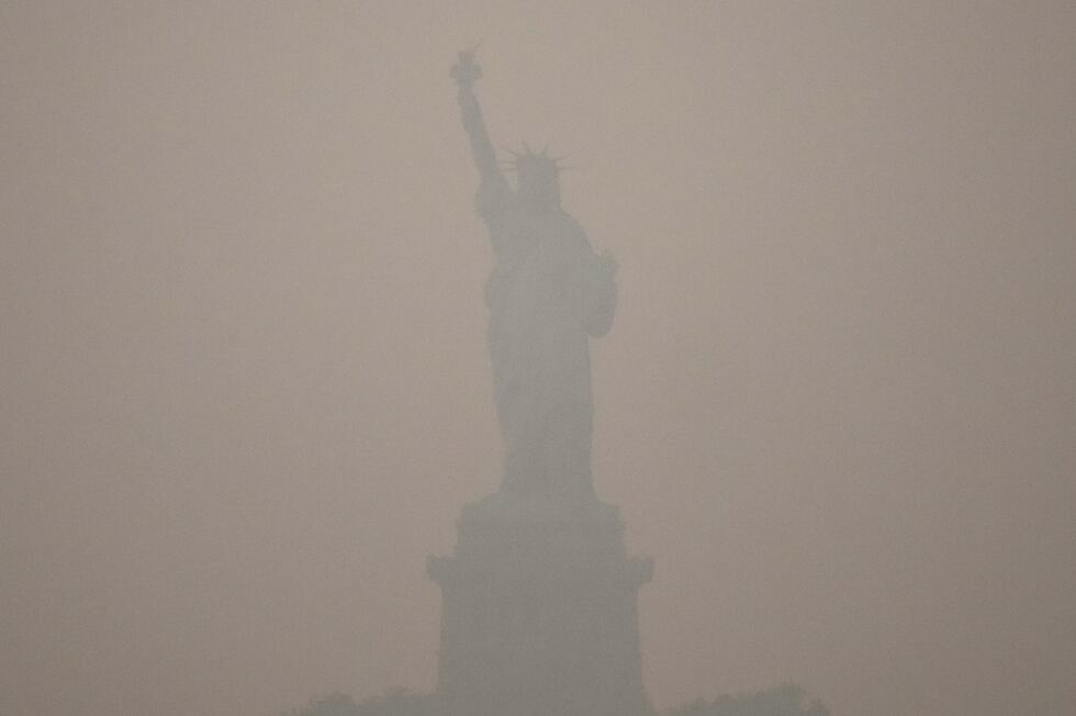 La Estatua de la Libertad cubierta de humo causado por incendios forestales procedentes de...