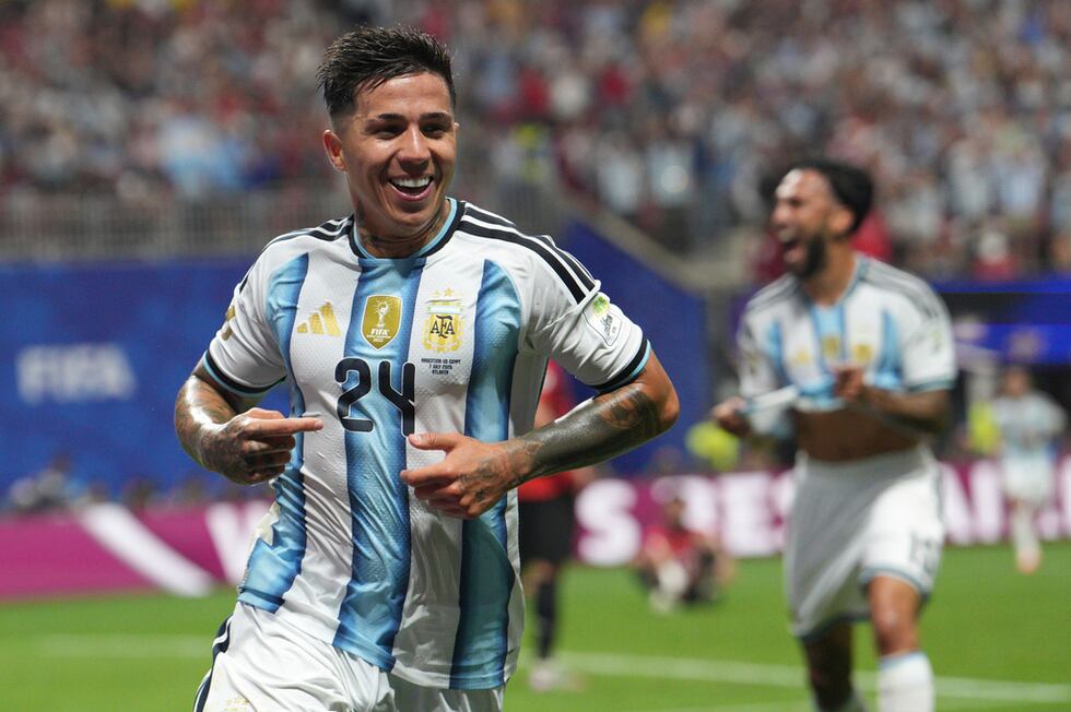 Enzo Fernández celebra tras anotar el tercer gol de Argentina en la victoria 3-2 ante Egipto...