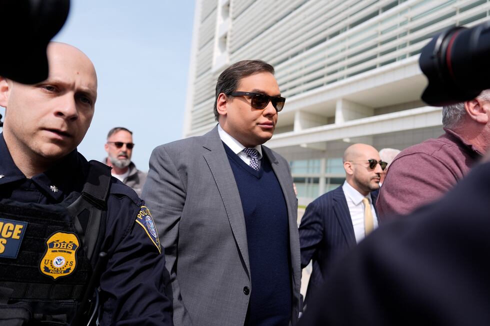 El excongresista George Santos llega a una corte federal para recibir sentencia, el viernes 25...