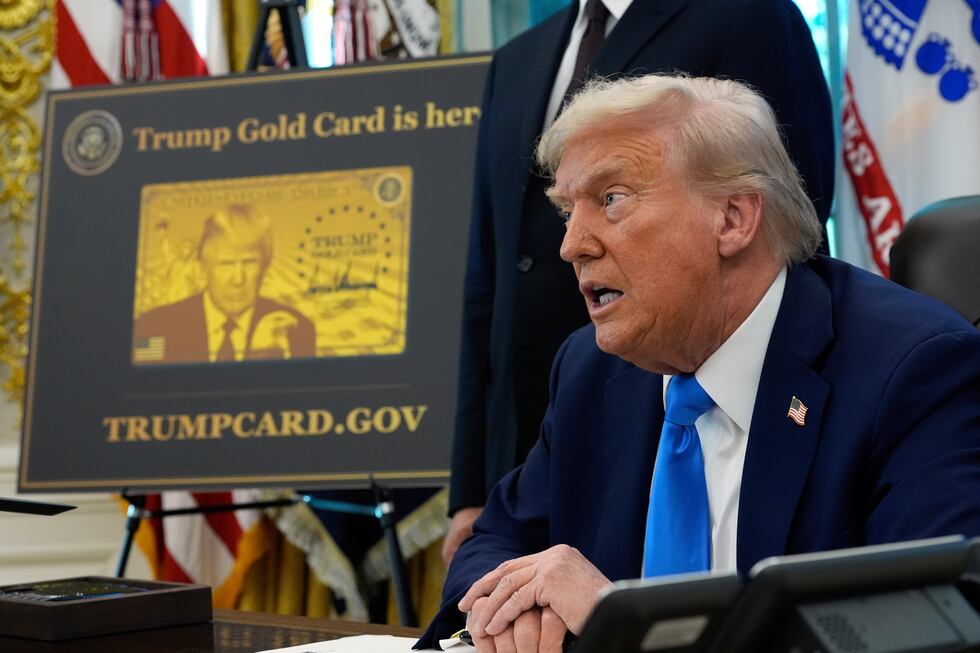 ARCHIVO – Un cartel que muestra la Tarjeta Dorada de Trump mientras el presidente...