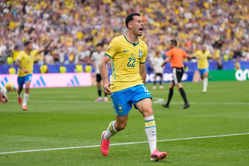 Gabriel Martinelli festeja tras marcar el segundo gol de Brasil ante Japón en el partido de la...